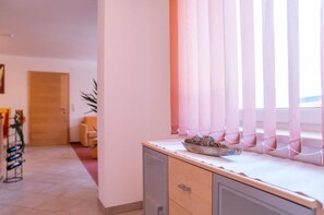 Lägenhet Deluxe | Eget kök | Kylskåp, mikrovågsugn, ugn och spishäll