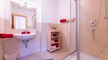 Deluxe-Apartment | Badezimmer | Dusche, Haartrockner, Handtücher
