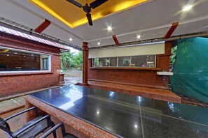 Daily cooked-to-order breakfast (INR 300 per person)