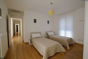Ropa de cama de alta calidad, sistema de insonorización y wifi gratis 