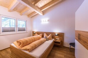 Apartment, Bergblick | 2 Schlafzimmer, schallisolierte Zimmer, Zustellbetten, kostenloses WLAN