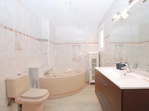 Căn hộ, nhiều giường, không hút thuốc | Phòng tắm | Bồn tắm, máy sấy tóc, khăn tắm