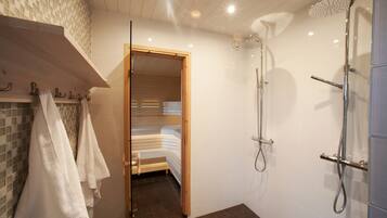 Een douche, handdoeken
