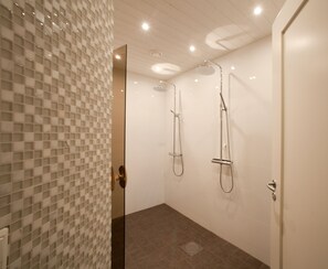 Comfort Chalet (Nedre Järven) | Bathroom shower - Fjällfrid Stugor (Bruksvallarna)
