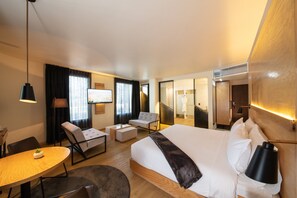 In-room safe, desk, blackout curtains, soundproofing - Auténtico Monterrey (San Pedro Garza García)
