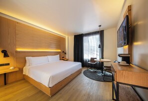 خزنة داخل الغرفة ومكتب وستائر تعتيم وتجهيزات عازلة للصوت