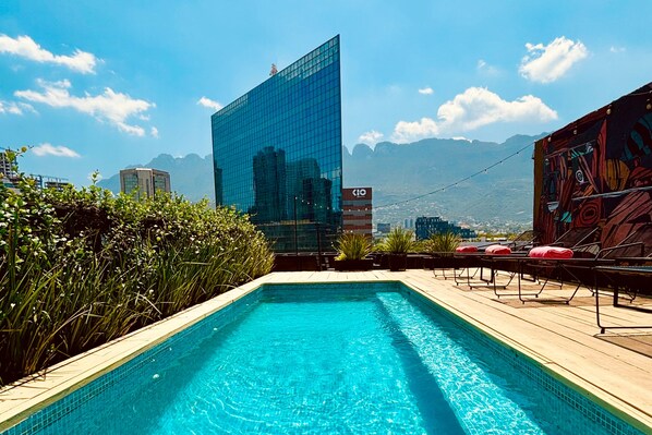 Una piscina al aire libre, camas de piscina con cargo
