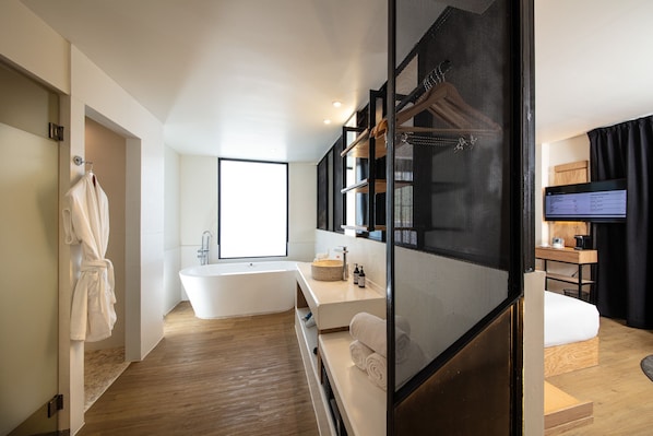 Junior Room | In-room safe, desk, blackout curtains, soundproofing
