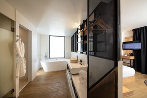 Quarto júnior | Cofres nos quartos, escrivaninha, cortinas blackout