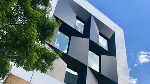 A modern building with geometric architectural design, large windows, and a view of the sky. - Auténtico Monterrey (San Pedro Garza García)