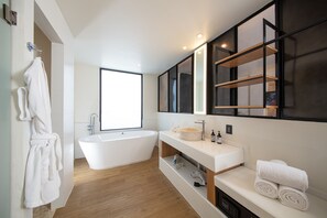 Junior Room | Bathroom | Free toiletries, hair dryer, towels, soap - Auténtico Monterrey (San Pedro Garza García)