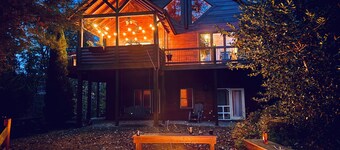 Watauga Lake Home! Hot tub, kayaks, Slip access & Mountain View!