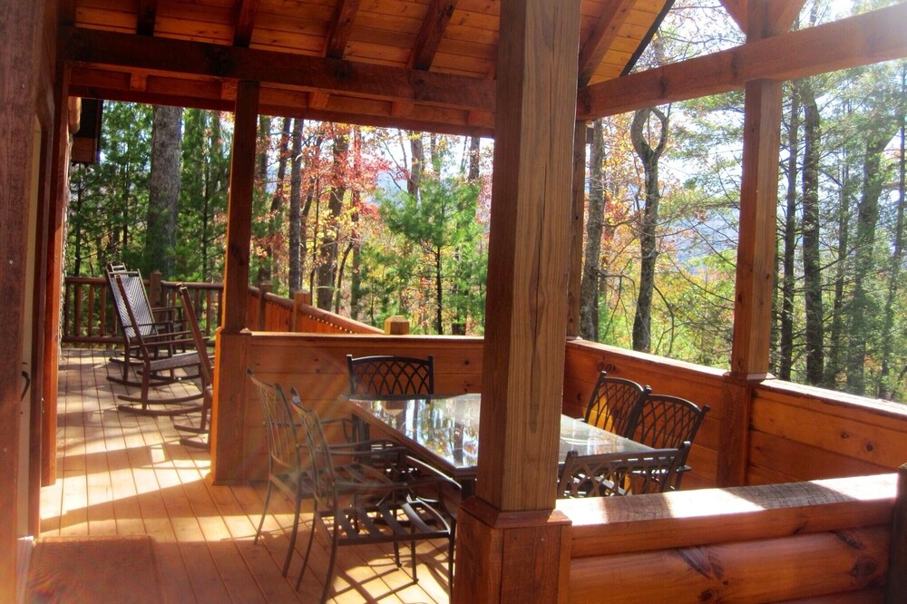 Watauga Lake Home! Hot tub, kayaks, Slip access & Mountain View!