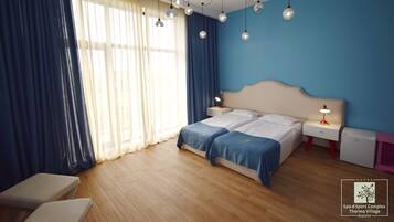 Une chambre avec deux lits, une table de chevet avec une lampe et une fenêtre avec des rideaux.