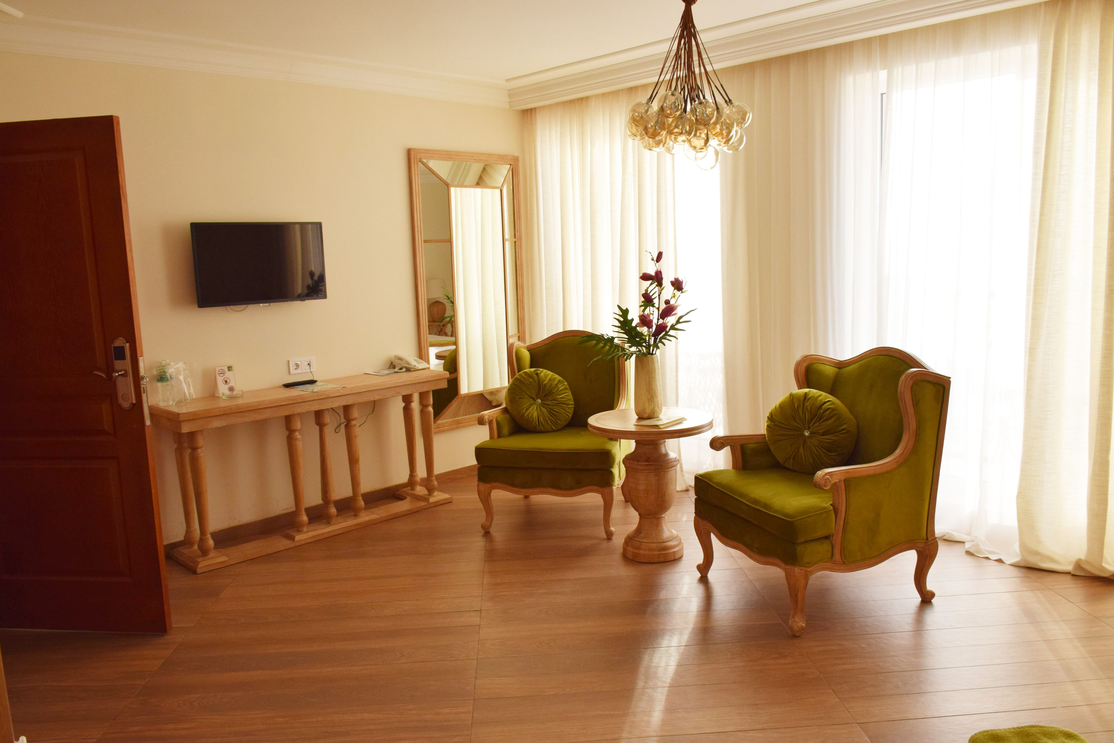 2 bedrooms, minibar, in-room safe, soundproofing