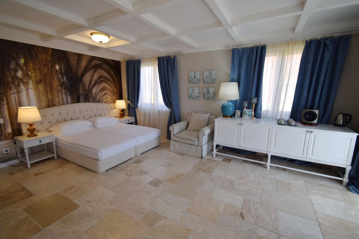 2 bedrooms, minibar, in-room safe, soundproofing