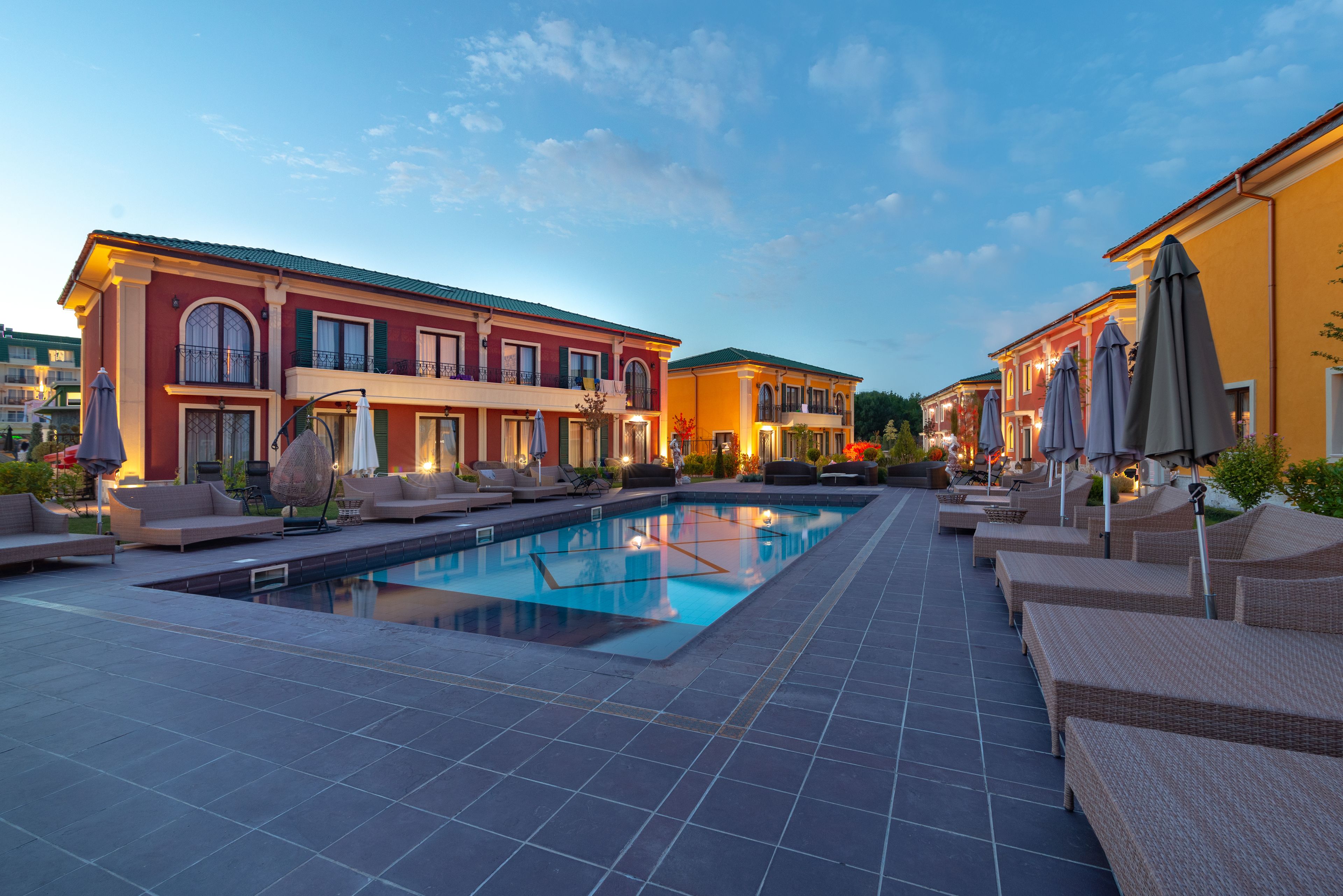 Piscine couverte, piscine extérieure (ouverte en saison)