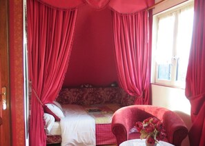 Habitación triple, varias camas, no fumadores | Cortinas opacas, tabla de planchar con plancha, wifi gratis