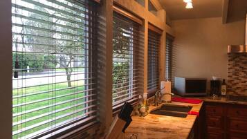 Full-size fridge, microwave, oven, stovetop