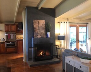 TV, fireplace - Bailey Lane~2.5 Miles to Autzen Stadium~sleeps 4 (Eugene)
