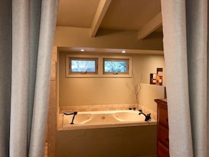Baignoire et douche séparées, articles de toilette gratuits