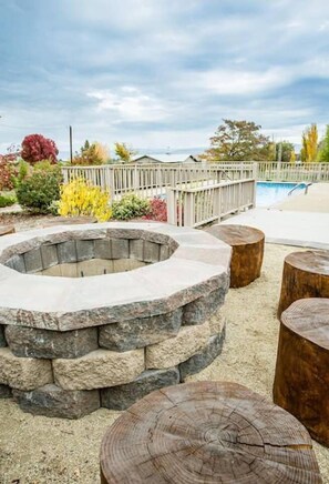 Outdoor pool - Wine Suite at Rellik House. Winery & Alpaca Farm (Central Point)