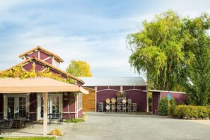 Exterior - Wine Suite at Rellik House. Winery & Alpaca Farm (Central Point)