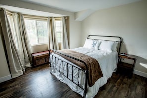3 bedrooms, iron/ironing board, free WiFi, bed sheets - Alpaca Suite at Rellik House. Winery & Alpaca Farm (Central Point)