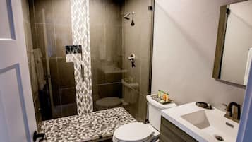 Rumah (5 Bedrooms) | Kamar mandi | Shower, perlengkapan mandi gratis, dan handuk