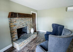 House (1 Bedroom) | Living room | TV, fireplace - Raven Suite at Rellik House. Winery & Alpaca Farm (Central Point)