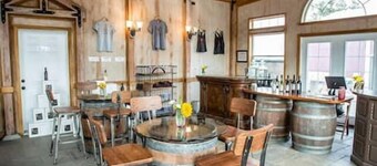 Raven Suite at Rellik House. Winery & Alpaca Farm