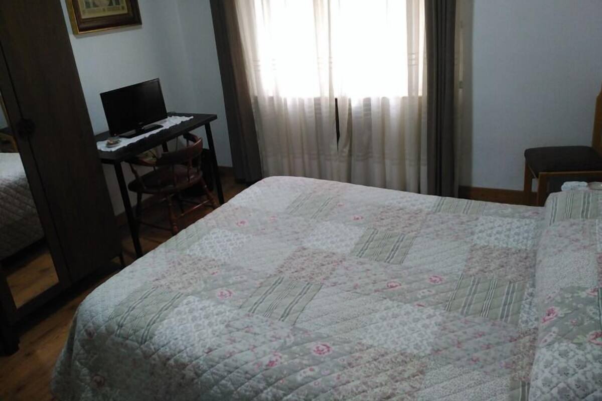 Single Room | Cribs (free), WiFi (free), bed sheets