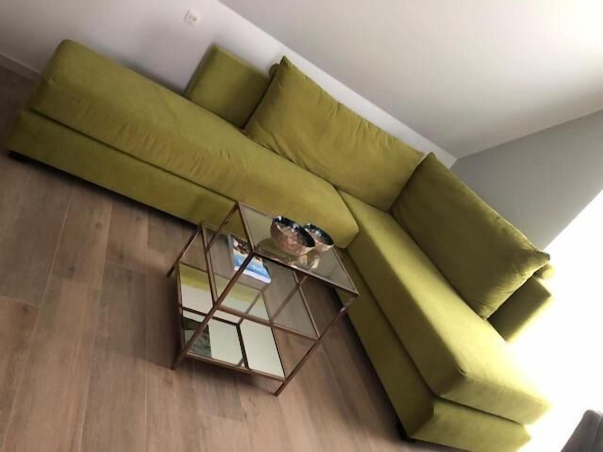 Een 100-cm smart-tv met digitale zenders, televisie en Netflix