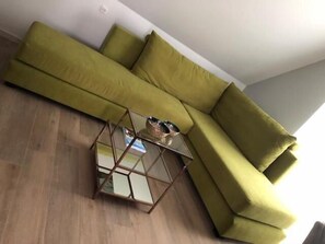 تلفزيون ذكي بحجم 100-سم يعرض قنوات تلفزيونية رقمية، تلفزيون