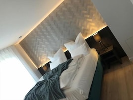 Minibar, caja de seguridad en la habitación y decoración personalizada