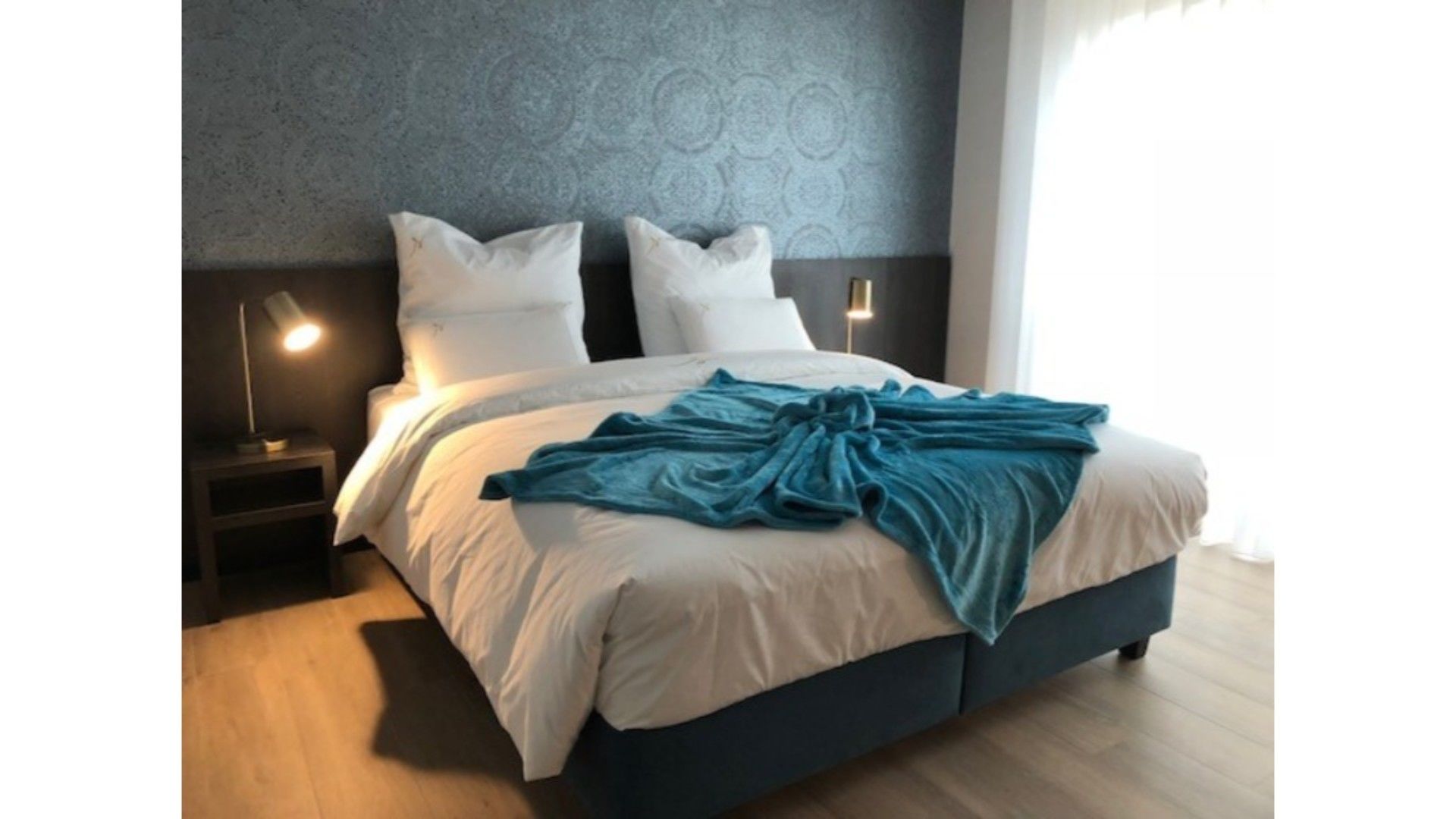 Minibar, Zimmersafe, individuell dekoriert, Schreibtisch