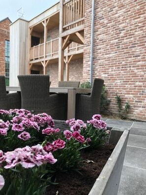 المنطقة المحيطة بالمنشأة