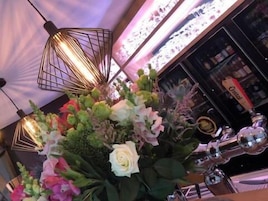 Se sirven desayunos, almuerzos y cenas; con vista al jardín