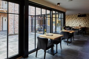 Petit déjeuner, déjeuner, dîner et brunch servis sur place