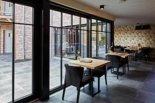 Se sirven desayunos, almuerzos y cenas; con vista al jardín