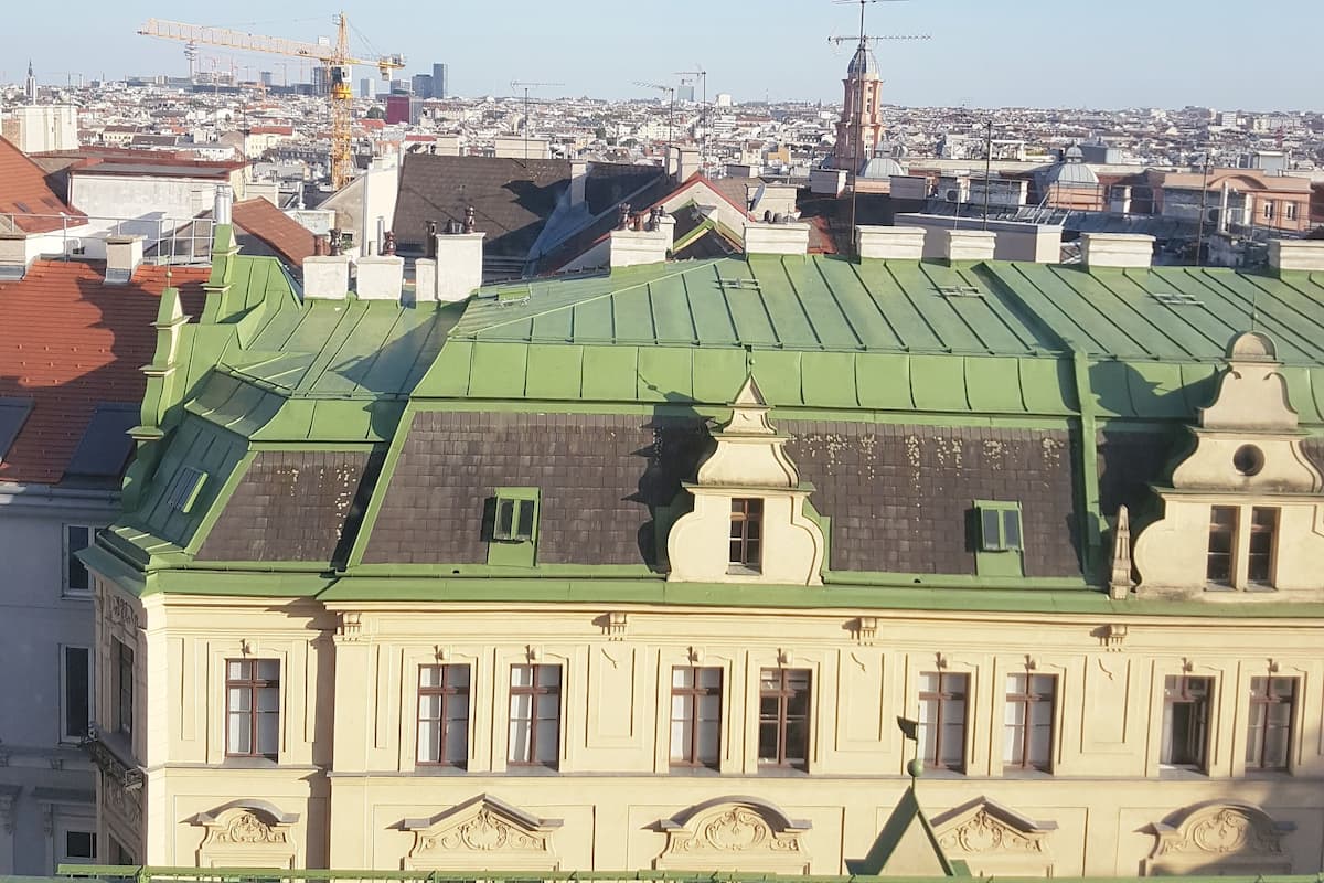 Un bâtiment doté d’un toit végétalisé et de détails architecturaux raffinés.