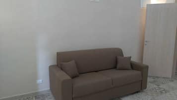 Quadruple Room | Desk, free cots/infant beds, free WiFi, bed sheets