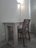 Quarto quádruplo | Escrivaninha, berços grátis, Wi-Fi de cortesia, roupa de cama