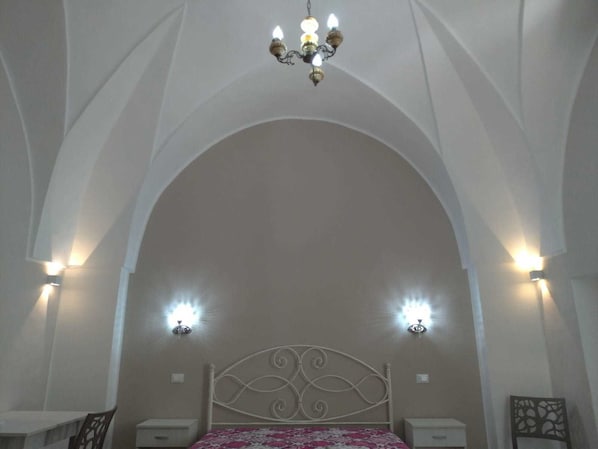 Vierbettzimmer | Schreibtisch, kostenlose Babybetten, kostenloses WLAN, Bettwäsche