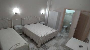 Escritorio, cunas gratuitas, wifi gratis y ropa de cama