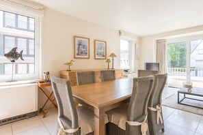 Appartement, 2 chambres (Monet) | Repas dans la chambre