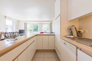 Apartment, 2 Bedrooms (Monet) | Private kitchen | Fridge, microwave, oven, stovetop - Monet (Koksijde)