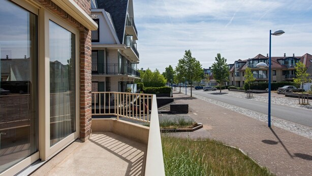 A residential building with a modern design, featuring large windows and a balcony. - Monet (Koksijde)