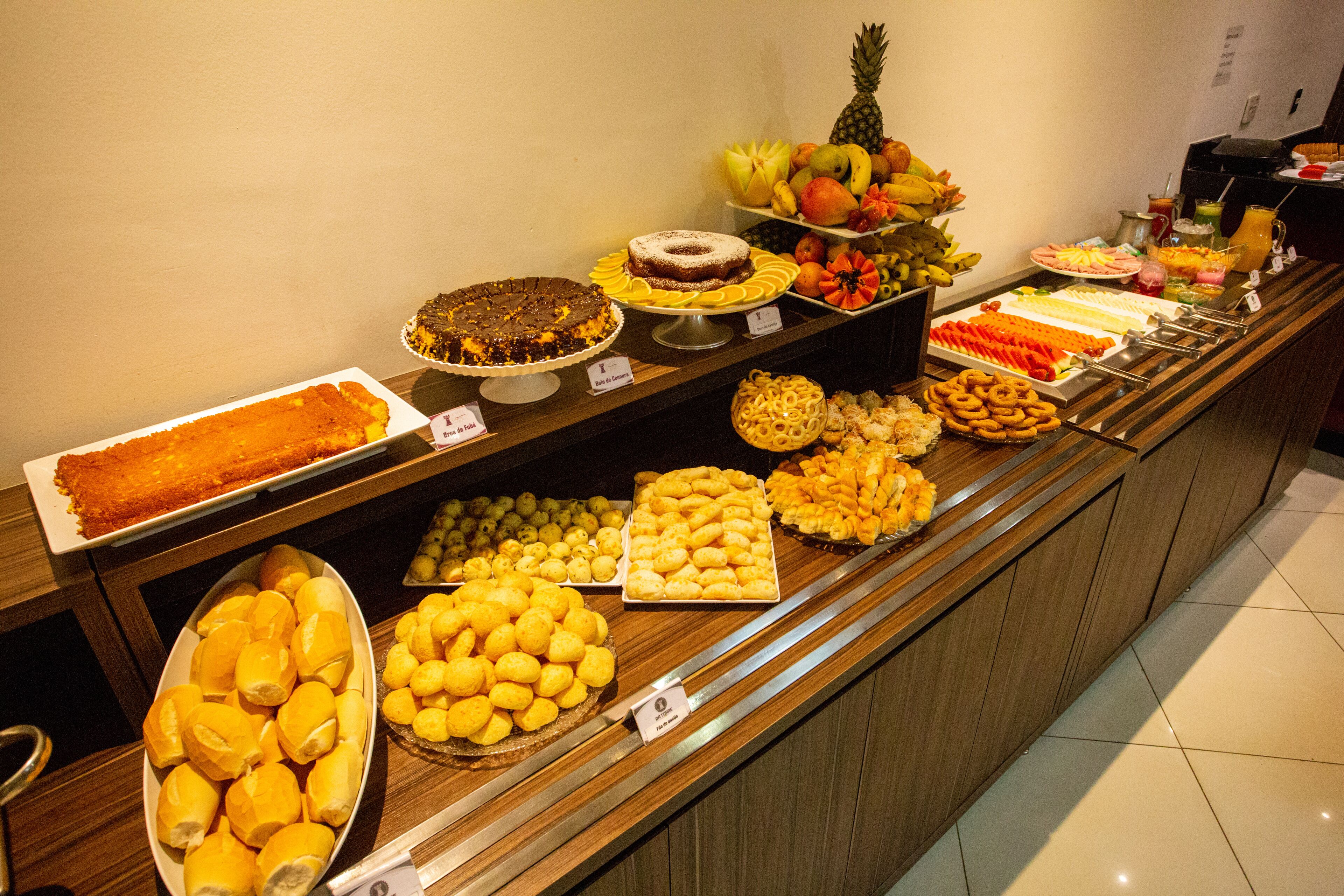 Café da manhã com buffet grátis todos os dias