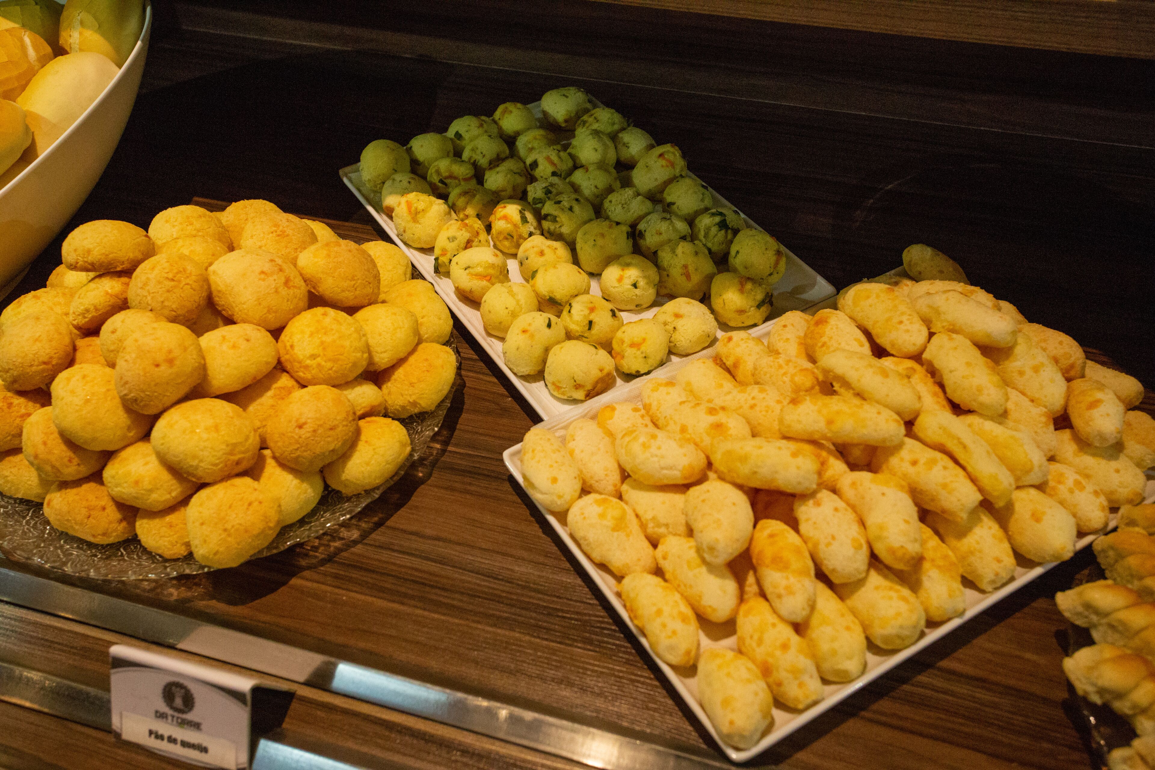 Een buffet met verschillende soorten kaas en hapjes.
